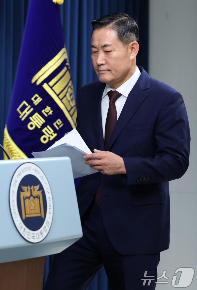 [사진] 브리핑 입장하는 신원식 안보실장