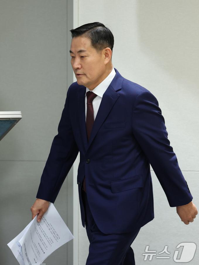 [사진] 사이버안보 기본계획 브리핑 입장하는 신원식 안보실장