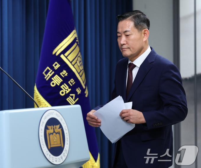 [사진] 브리핑 입장하는 신원식 안보실장