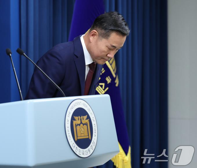 [사진] 인사하는 신원식 국가안보실장