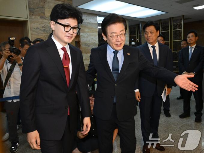 [사진] 이동하는 여야 대표