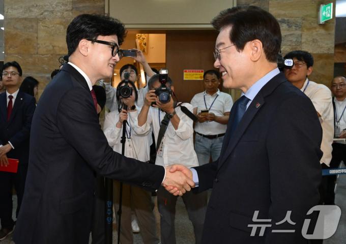 [사진] 손잡은  한동훈·이재명