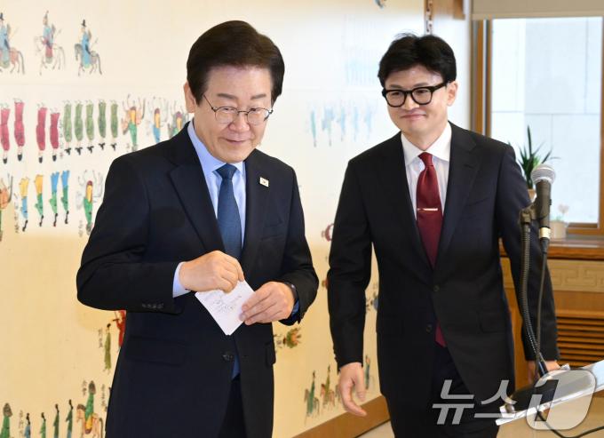 [사진] 여야 대표 '회담장으로'