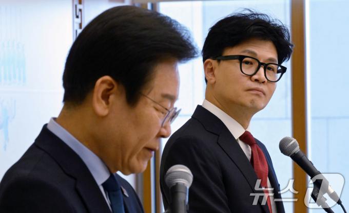 [사진] 이재명 대표 발언 듣는 한동훈 대표