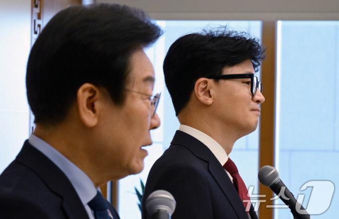 [사진] 이재명 대표 발언 듣는 한동훈 대표