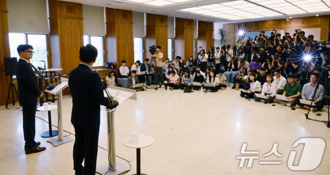 [사진] 모두발언하는 여야 대표