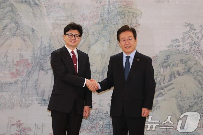 [사진] 손잡은  한동훈·이재명