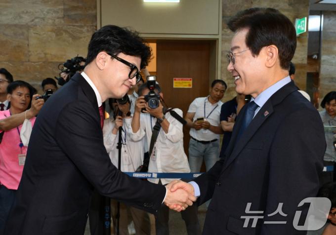 [사진] 손잡은 여야 대표