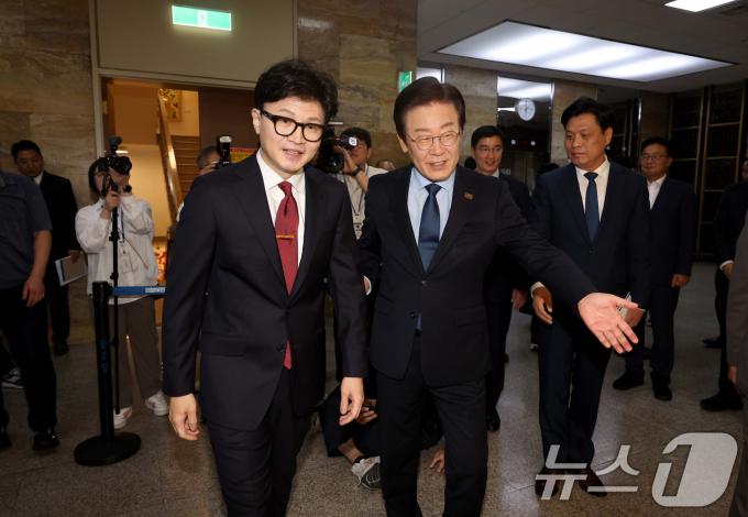 [사진] 회담 위해 만난 여야 대표