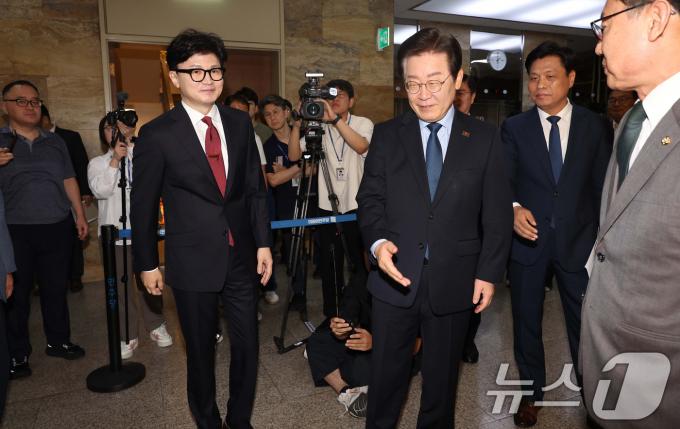 [사진] 회담 위해 만난 여야 대표