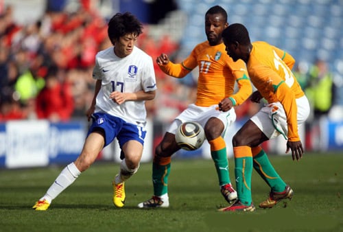 한국전에 뛰었돈 코트디부아르 수비수 밤바(오른쪽)(대한축구협회 제공)