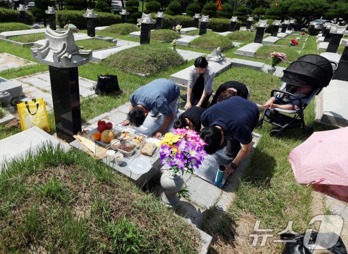 추석 명절을 2주 가량 앞둔 1일 인천 부평구 인천가족공원을 찾은 성묘객들이 성묘를 하고 있다. 2024.9.1/뉴스1 ⓒ News1 김진환 기자