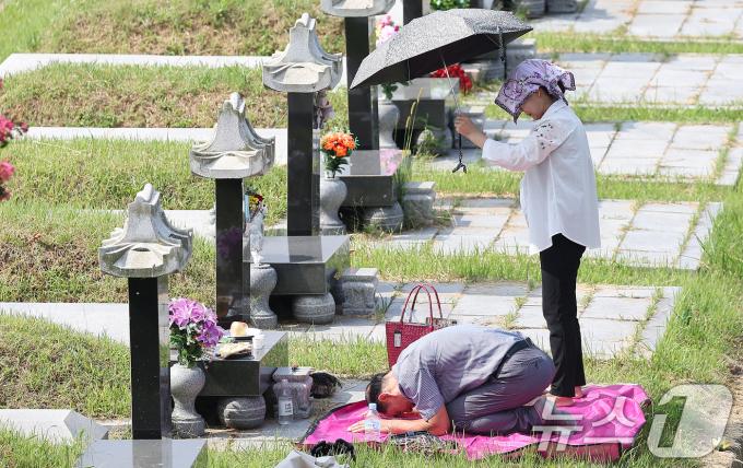 추석 명절을 2주 가량 앞둔 1일 인천 부평구 인천가족공원을 찾은 성묘객들이 성묘를 하고 있다. 2024.9.1/뉴스1 ⓒ News1 김진환 기자