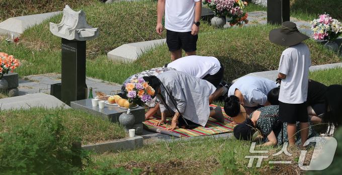 추석 명절을 2주 가량 앞둔 1일 인천 부평구 인천가족공원을 찾은 성묘객들이 성묘를 하고 있다. 2024.9.1/뉴스1 ⓒ News1 김진환 기자