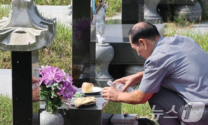 추석 명절을 2주 가량 앞둔 1일 인천 부평구 인천가족공원을 찾은 성묘객이 술잔을 따르고 있다. 2024.9.1/뉴스1 ⓒ News1 김진환 기자