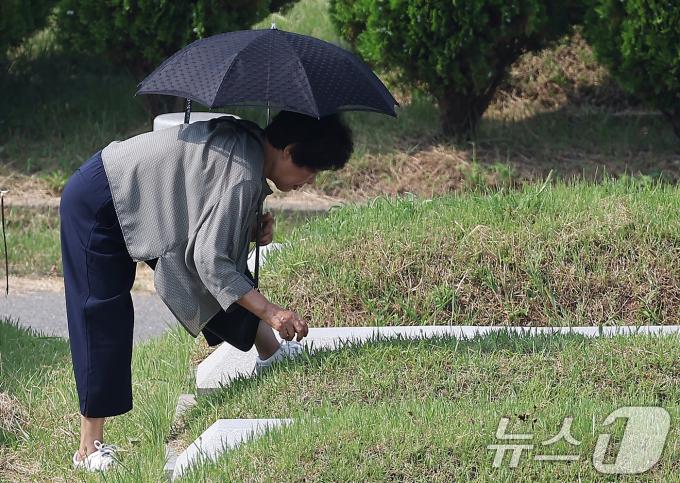 추석 명절을 2주 가량 앞둔 1일 인천 부평구 인천가족공원을 찾은 한 성묘객이 벌초를 하고 있다. 2024.9.1/뉴스1 ⓒ News1 김진환 기자