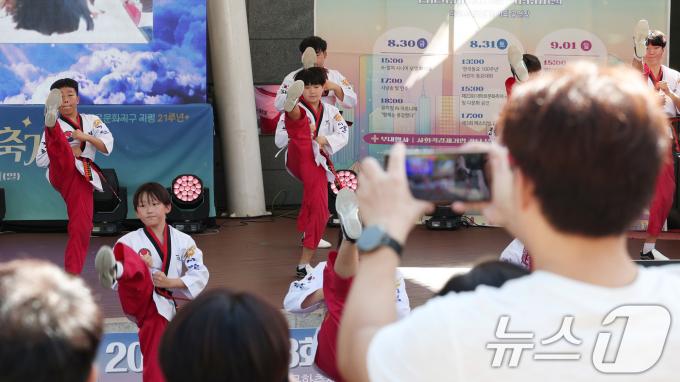 [사진] 대학로 문화축제에서 선보이는 태권도 시범단 공연