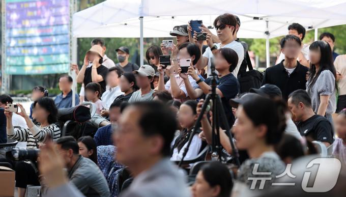[사진] 태권도 시범단 공연 즐기는 시민들