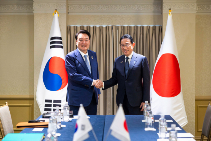 대통령실은  기시다 후미오 일본 총리의 방한 일정과 의제를 막판 조율을 중이라고 1일 밝혔다. 사진은 윤석열 대통령이 지난달 10일(현지시간) 미국 워싱턴DC 한 호텔에서 열린 한-일 정상회담에서 기시다 총리와 회동하는 모습. / 사진=대통령실 제공