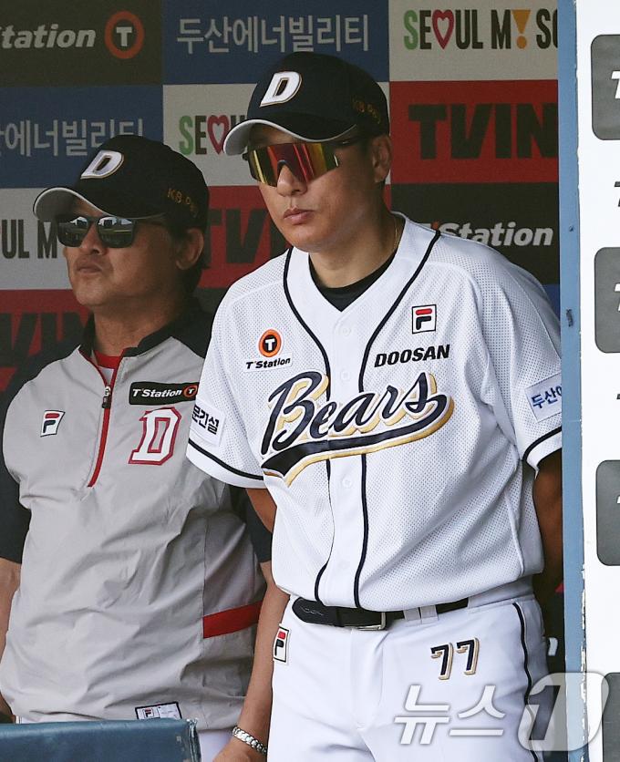 [사진] 경기 지켜보는 이승엽 감독