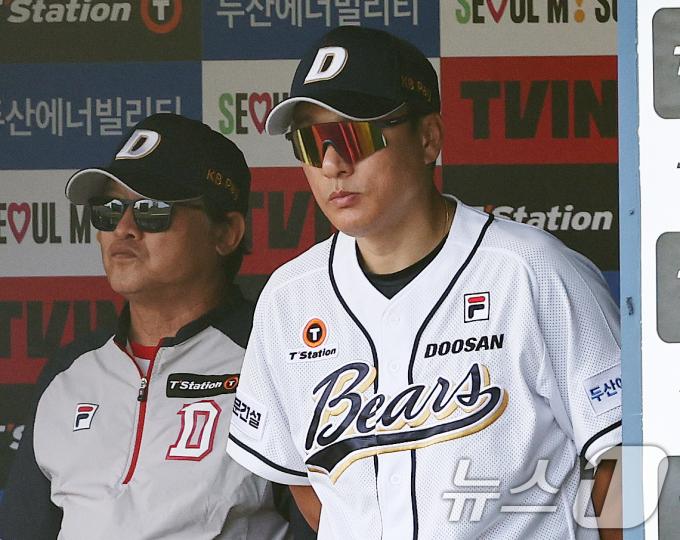 [사진] 선수 지켜보는 이승엽 감독