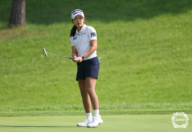 KLPGA 투어 KG 레이디스 오픈 정상에 오른 배소현. /사진= KLPGA