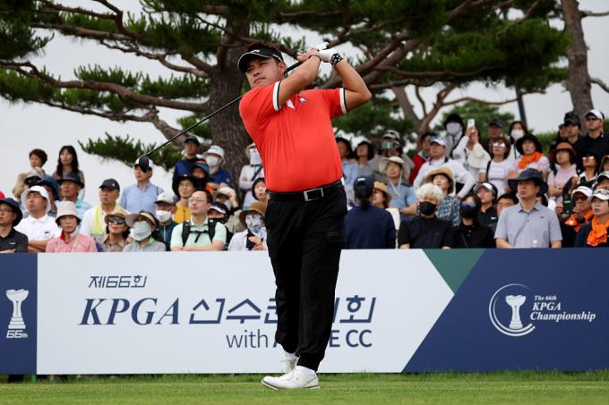 이승택이 11일 경상남도 양산 에이원CC에서 열린 제66회 KPGA 선수권 대회 with A-ONE CC 마지막 라운드 1번홀에서 티샷을 하고 있다. (KPGA 제공) 2023.6.11/뉴스1
