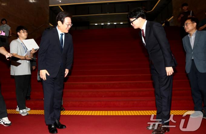 [사진] 11년 만의 여야 대표회담 마친 한동훈·이재명