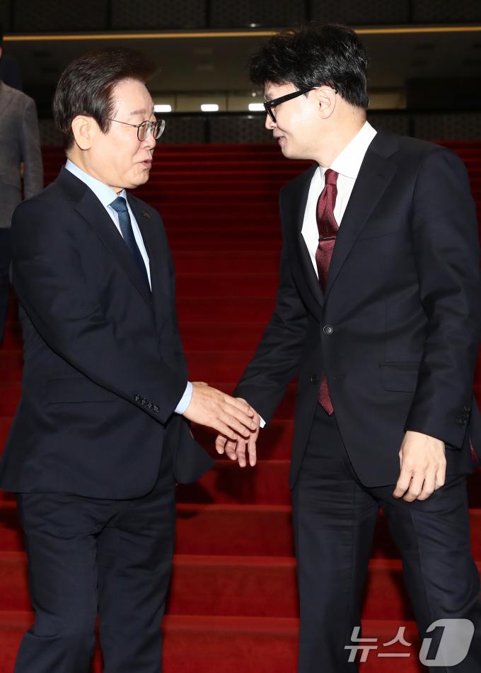 [사진] 한동훈·이재명 '첫 회담 마치고'