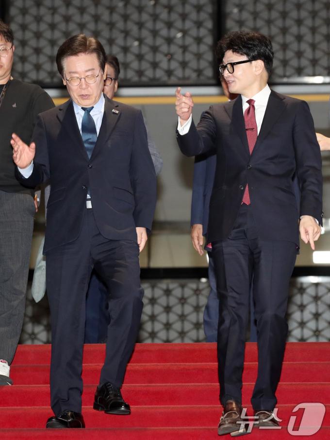 [사진] 회담 마치고 대화 이어가는 여야 대표
