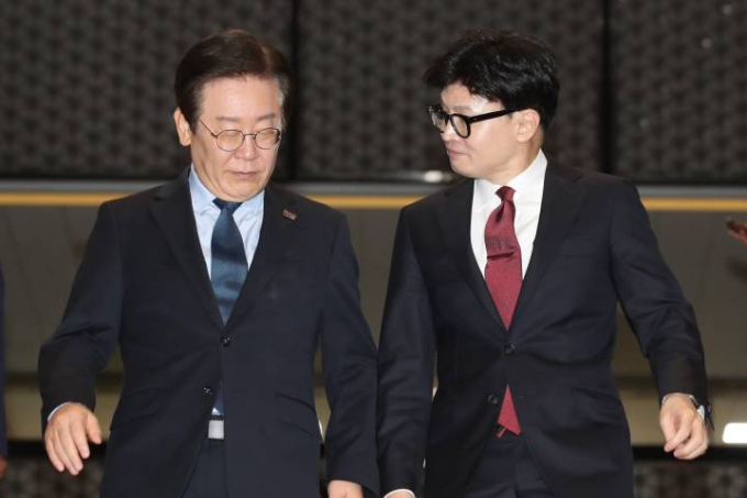 한동훈 국민의힘 대표와 이재명 더불어민주당 대표가 1일 오후 서울 여의도 국회에서 대표 회담을 마친뒤 함께 이동하며 대화나누고 있다./사진=뉴스1