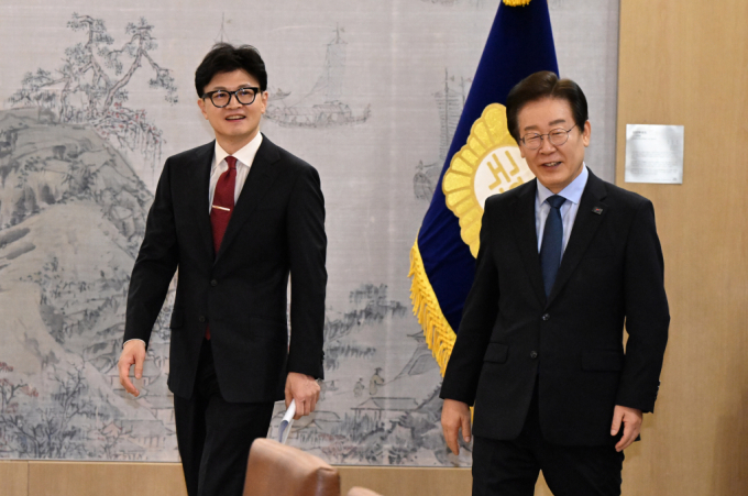 한동훈 국민의힘 대표와 이재명 더불어민주당 대표가 1일 서울 여의도 국회에서 열린 국민의힘-더불어민주당 당 대표 회담에 입장하고 있다./ 사진=공동취재 