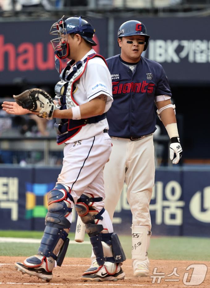 [사진] 삼진으로 물러나는 롯데 정훈