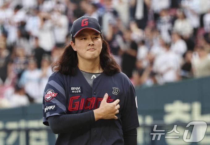 [사진] 롯데 김원중 '무실점 뿌듯'