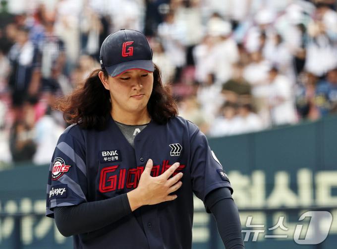 [사진] 무실점으로 이닝 마친 김원중