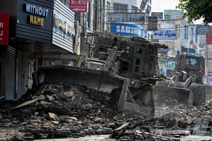 [사진] [포토]첫 전사자 나온 제닌 도로 갈아엎는 이스라엘군