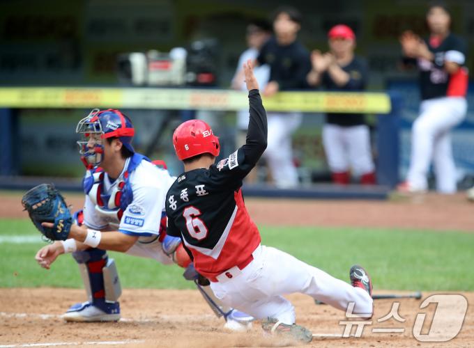 1일 오후 대구 삼성라이온즈파크에서 열린 프로야구 '2024 신한 SOL 뱅크 KBO리그' KIA 타이거즈와 삼성 라이온즈의 경기, 9회초 2사 1루 상황 KIA 7번타자 이우성이 좌중간 방면 2루타를 때리자 1루주자 홍종표가 홈으로 들어오며 6대 5 역전에 성공하고 있다. 2024.9.1/뉴스1 ⓒ News1 공정식 기자