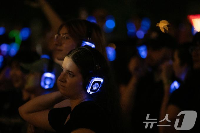 [사진] 잠수교 뚜벅뚜벅 축제 '무소음 DJ 파티'