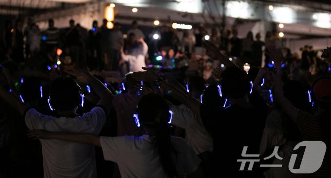 [사진] 해드폰이 빛나는 무소음 DJ 파티