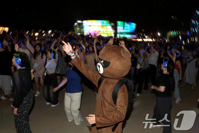 [사진] 한강에서 즐기는 무소음 DJ 파티