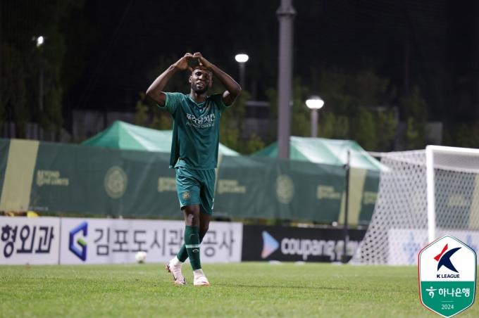 김포FC의 루이스가 1일 경기도 김포솔터축구장에서 열린 하나은행 K리그2 2024 29라운드 전남 드래곤즈와 홈 경기에서 4골을 터뜨렸다. (한국프로축구연맹 제공)