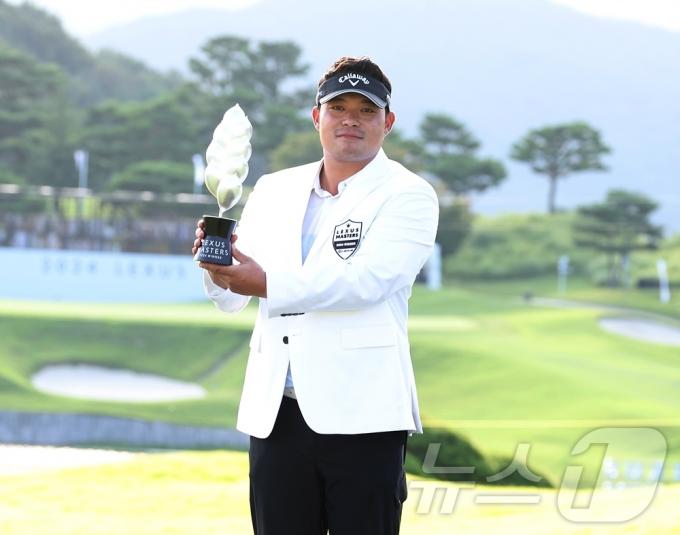 [사진] 트로피 든 이승택