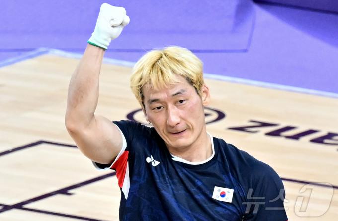[사진] 배드민턴 단식 결승 진출하는 최정만