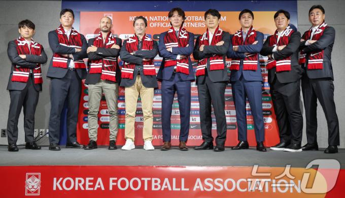 홍명보 대한민국 축구 국가대표팀 감독을 비롯한 코치진들이 26일 오전 서울 종로구 축구회관에서 열린 '2026 북중미 월드컵 아시아지역 3차 예선 대표팀 소집 명단 발표 기자회견'이이 끝난 뒤 기념촬영을 하고 있다. 2024.8.26/뉴스1 ⓒ News1 민경석 기자