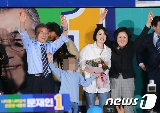 문재인 더불어민주당 대선후보가 2017년 5월 8일 오후 서울 광화문광장에서 열린 집중유세에 부인 김정숙(오른쪽) 여사, 딸 문다혜 씨와 함께 지지자들에게 인사하고 있다2017.5.8/뉴스1 ⓒ News1 허경 기자