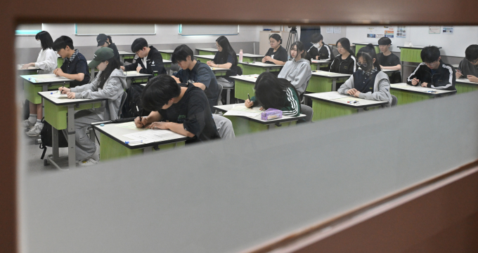 2025학년도 대학수학능력시험(수능)을 앞두고 입시계에서 영어 난이도는 하향하겠지만 국어·수학은 '불수능' 기조가 이어질 것이라는 전망이 나온다. 2025학년도 대학수학능력시험 6월 모의고사를 치르는 고3 학생들의 모습. /사진=뉴스1 