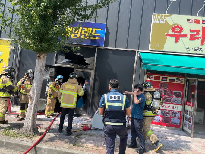 성인 게임장에서 60대 조선족이 방화를 저질러 1명이 숨지고 4명이 다쳤다. 사진은 전남 영암군 삼호읍의 한 성인 게임장에서 불이 나 소방대원이 진화에 나선 모습. /사진=뉴스1(전남소방본부 제공)