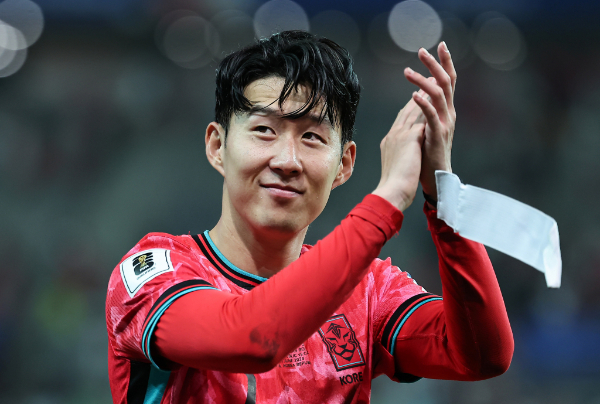 토트넘 핫스퍼의 손흥민이 뉴캐슬과의 3라운드 경기를 마치고 곧바로 대표팀에 합류할 예정이다. 사진은 지난 6월 서울월드컵경기장에서 열린 2026 북중미월드컵 아시아 2차 예선 대한민국과 중국의 경기에서 1-0으로 승리한 후 관중에게 인사하고 있는 모습. /사진=뉴스1
