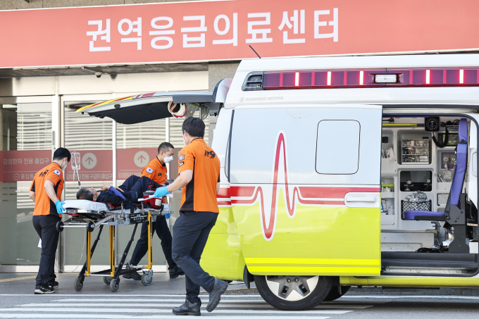 정부가 국민 불안감 해소를 위해 응급실 일일 브리핑을 매일 실시한다. 사진은 지난달 28일 서울 양천구 이대목동병원 응급의료센터로 환자가 이송되는 모습. /사진=뉴스1