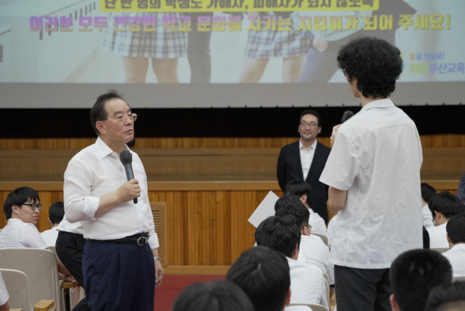 하윤수 부산교육감이 8월28일 부산고에서 딥페이크 성범죄 관련 법교육 특강을 진행하고 있다./사진=부산교육청